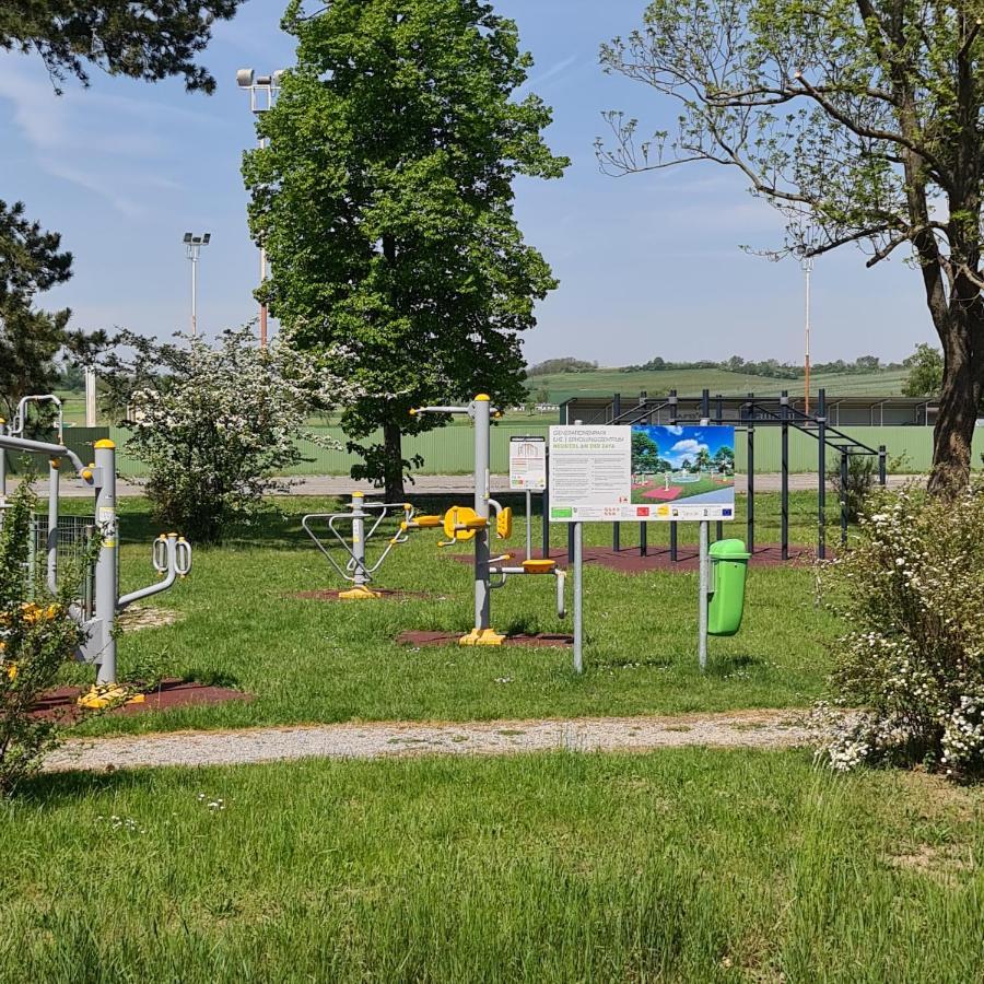 Louise'S Camper Hotel Neusiedl an der Zaya Exterior photo