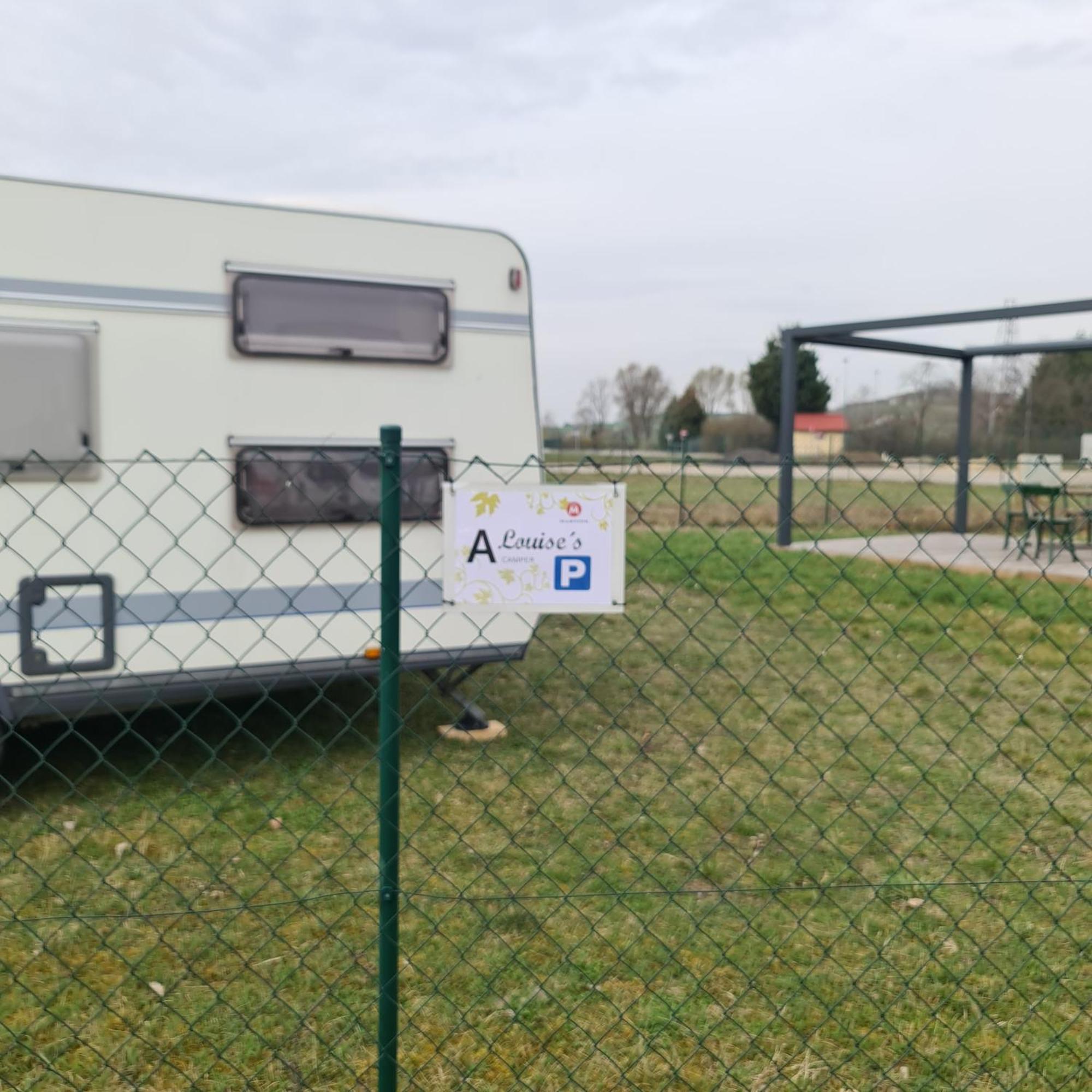 Louise'S Camper Hotel Neusiedl an der Zaya Exterior photo